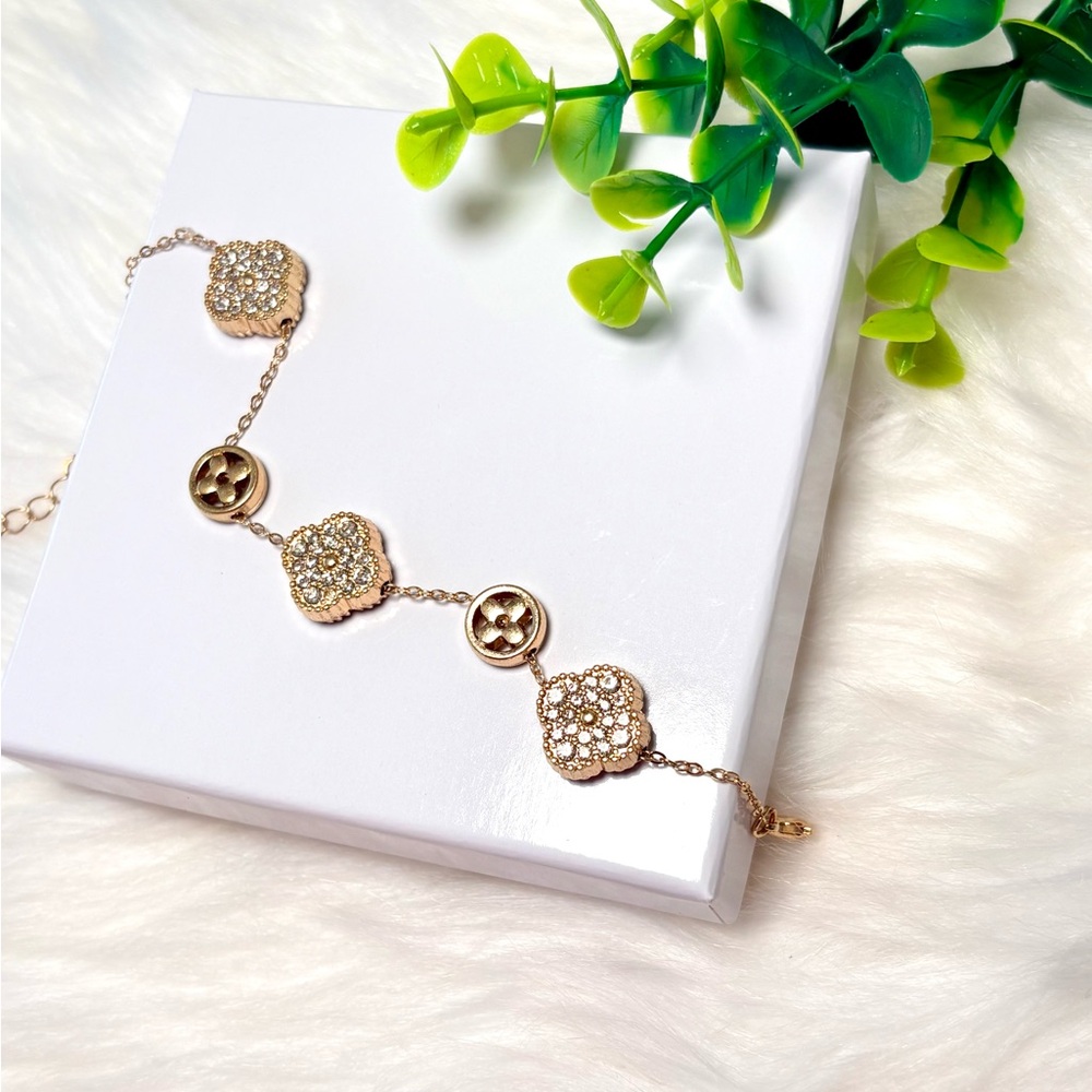 Gold Plated Clover Bracelet With Cluster Stones - Picture 3 of 9